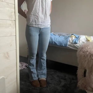 Gina Ljusblå bootcut jeans - Säljer ett par ljusblå jeans med bootcut-modell. Jeansen har klassiska fickor bak och är tillverkade i mjukt denimtyg som sitter snyggt och bekvämt. Perfekta för dig som gillar en retroinspirerad look med lite utsvängda ben. Använda endast 2 gånger väldigt bra skick 💕