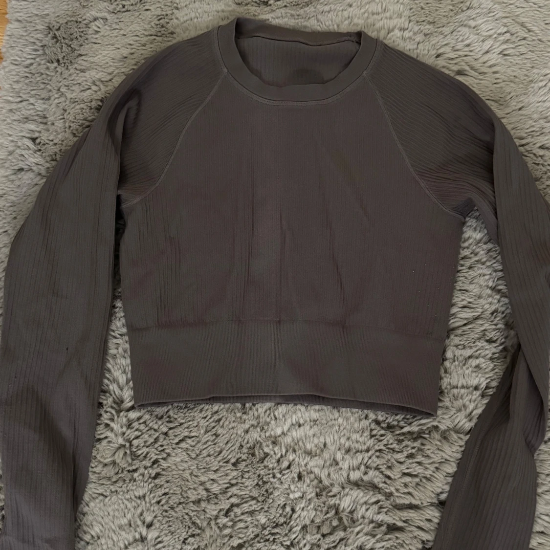 Sportig brun ribbad croppad tröja 