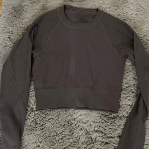 Sportig brun ribbad croppad tröja  - Träningstopp från stadium eller Intersport som knappt kommit till användning i storlek M/L