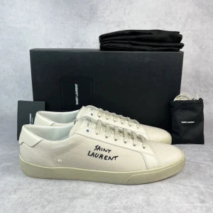 Saint Laurent court classic sneaker - – Condition: 10/10, brand new and never used  – What is included:  Dustbag, card & extra laces  – Retail price: 7000 + SEK
