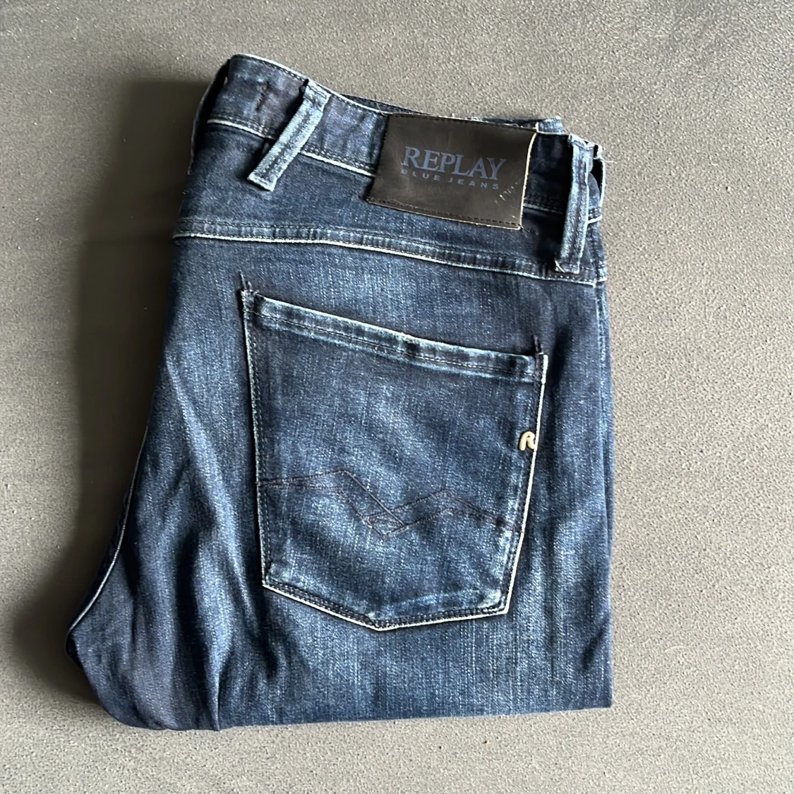 Replay Anbass mörkblå jeans