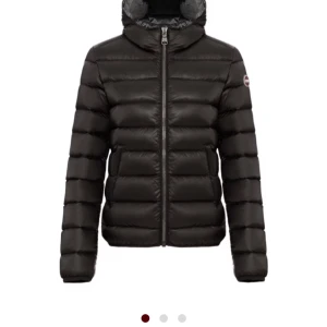 Svart dunjacka med huva - Snygg svart dunjacka med huva och quiltad design. Jackan har dragkedja framtill och en klassisk pufferlook som håller dig varm. Perfekt för kalla dagar och enkel att matcha med allt.