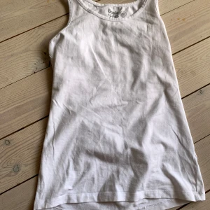 Vit linnetopp från Basic You - Typ aldrig använd!💗Enkel och stilren vit linnetopp från Basic You i mjuk ekologisk bomull. Klassisk rak modell med rund halsringning och ärmlös design, perfekt för varma dagar eller som lager under andra plagg.❤️