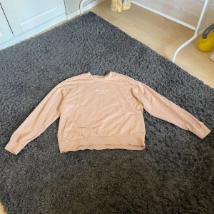 Beige sweatshirt från Bershka S - Säljer en beige sweatshirt från Bershka i storlek S. Tröjan har rund hals, långa ärmar och ett vitt tryck med texten 'Bad choices make good stories' på bröstet. Mjuk bomullskänsla och relaxed passform, perfekt för chill dagar.