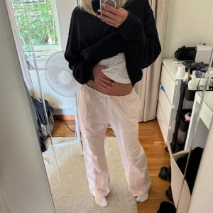 randiga linnebyxor - fina ljusrosa randiga linnebyxor från brandy melville, ingen storlek men passar s/m 💓 en liten fläck på framsidan (se sista bilden) knappt använda!