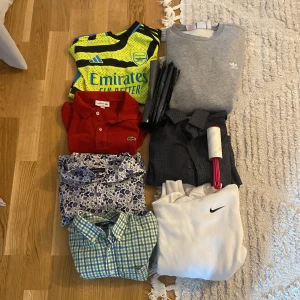 Resseling bundle  - Resseling bundle! 7 klädes plagg. 3 Shortor i bra skick inga märken ganska nya storlek XS-S två stycken är S den Gröna är xs. 1 pike: la coste röd Storlek S helt ny inga fläckar. Adidas sweatshirt storlek M helt ny aldrig använd inga fläckar. Arsenal fotbolls tröja storlek XS/S riktig köpt på unisport i Stockholm den är sparsamt använd med inga fläckar eller hål. Nike hoodie med två fläckar sparsamt använd förutom fläckarna som inte kan gå bort i tvätten men om man försöker gpr det stärker bort 