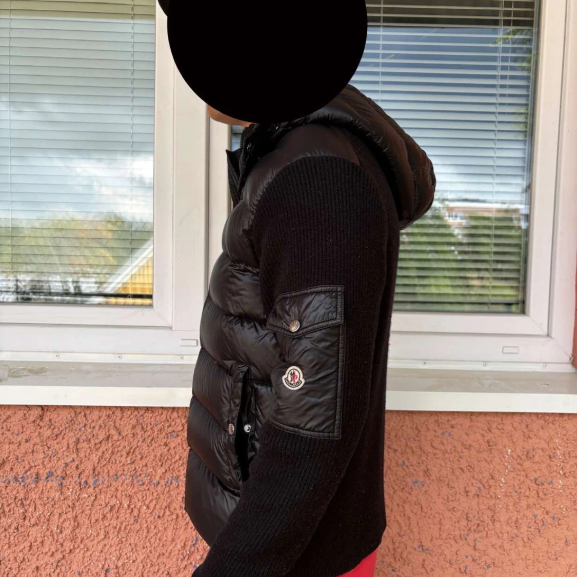 Svart dunväst med huva från Moncler