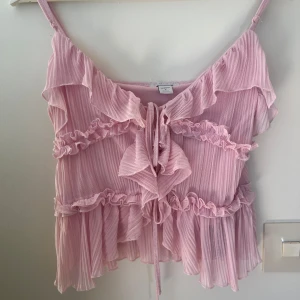 Rosa volang topp  - Supersöt ljusrosa volang topp! Storlek S 