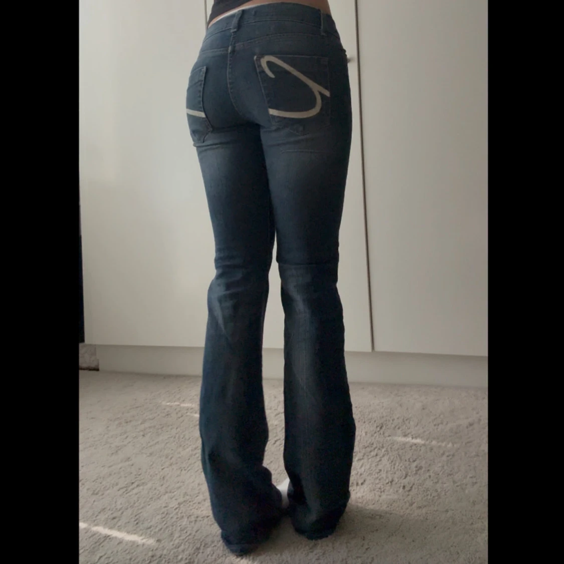 Mörkblå bootcut jeans med broderi