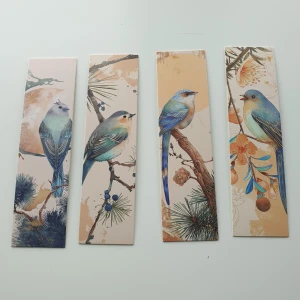 Fåglar - Bokmärkeset - Fyra snygga bokmärken med färgglada illustrationer av fåglar på grenar. Perfekt för dig som vill göra läsningen roligare och visa din kärlek till naturen. Passar både till skolan och fritiden!