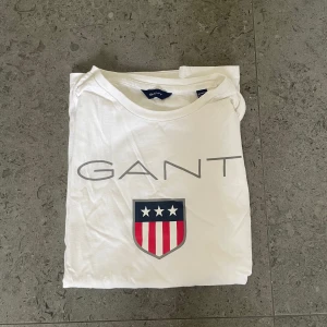Gant T-shirt - Säjer denna snygga gant t-shirten. Sparsamt använd och i mycket bra skick. Skicka ett meddelande om ni undrar något. 