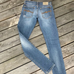 Nudie Jeans  - Nudie Jeans i extremt bra skick utan skador eller defekter. Hör av er vid funderingar frågor eller funderingar!! Strl 28/34