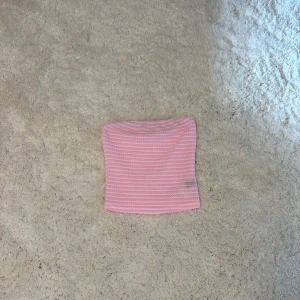 Rosa och vit bandeau tubtopp Shein - Söt tubtopp från Shein i storlek XS. Toppen är rosa och vit med ett randigt mönster. Perfekt för varma dagar. Aldrig använt 