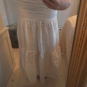 Vit långkjol - Superfin vit långkjol snygga hålmönster/anglais. Älskar!