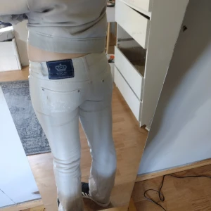 Jeans - Säljer dessa vita jeans ( blivit lite smuts vit men går att få bort med rätt saker) de är från viktorianska beckhem ( är dock inte 100!!!) Väldigt lågmidjade men sköna, storlek 26