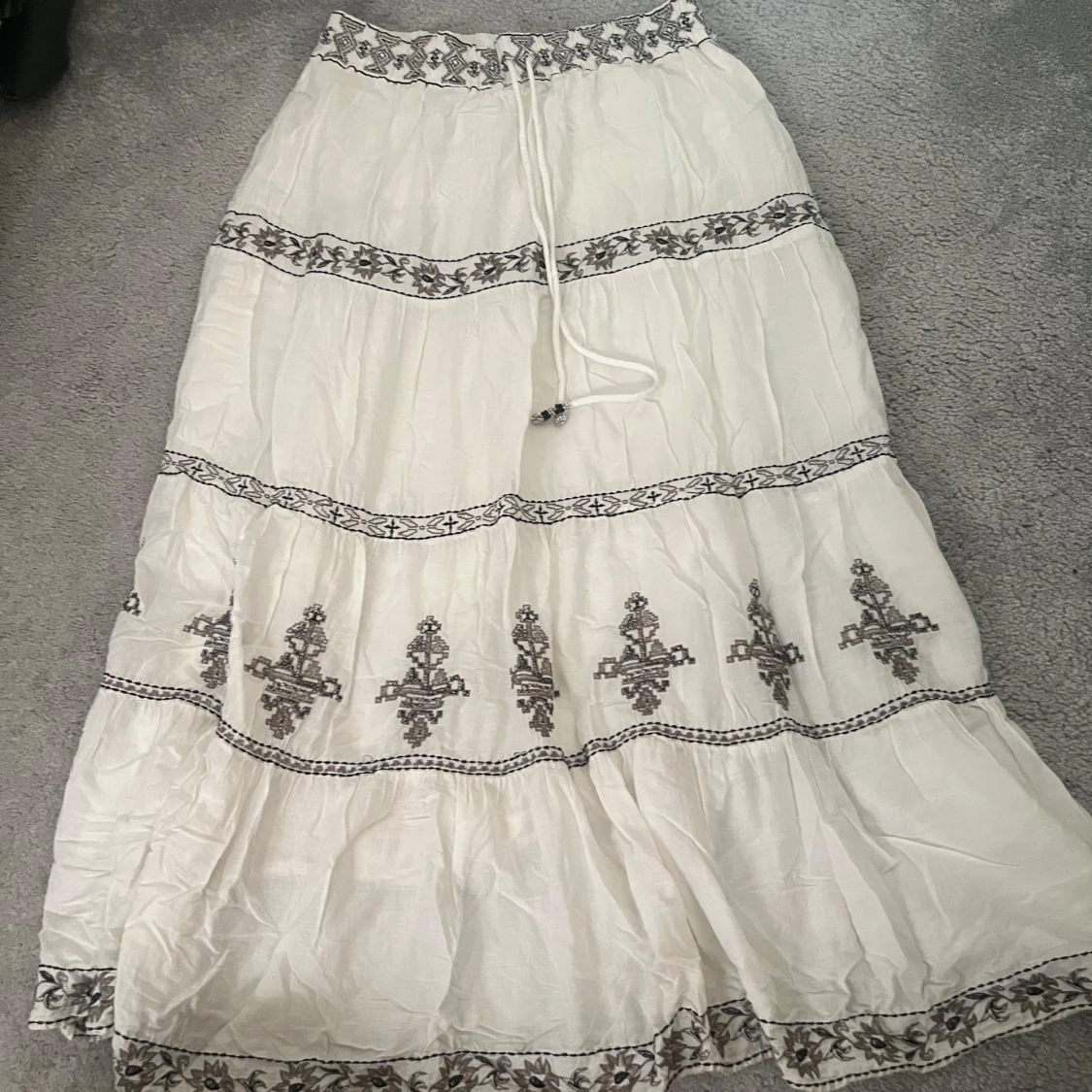 Vit långkjol med broderade detaljer - 1