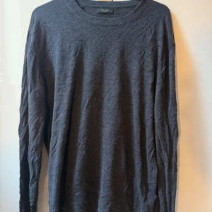 Mörkgrå långärmad tröja - En stilren mörkgrå långärmad tröja från Massimo Dutti. Lite liten i storleken 