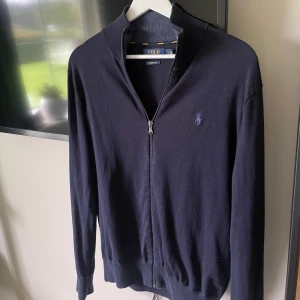 Ralph lauren helzip - Säljer en Ralph lauren helzip i storlek S i en marinblå färg. Tröjan har knappast några tecken på användning och i ett fint skick. Nypris på denna modell ligger på ca 2000kr. Skriv vid funderingar!