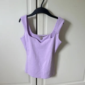 Lila Linne från Hm  - Jätte fint lila linne från Hm , knapp använd. Storlek xs💜