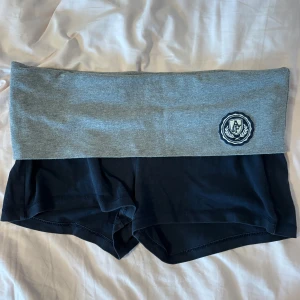 Fold over shorts Abercrombie - Gråa fold over shorts i M från Abercrombie & Fitch! Bra skick men det har ett hål i baksidan så man ser på sista bilden. Inga bilder på för de är för stora
