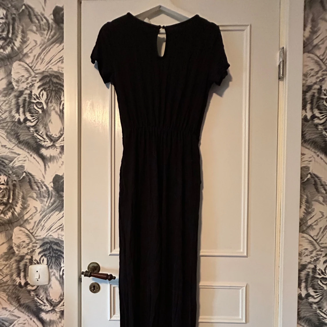 Svart jumpsuit med v-ringning - 2