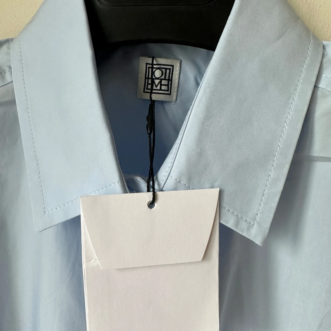 Ljusblå skjorta från Toteme  - 1