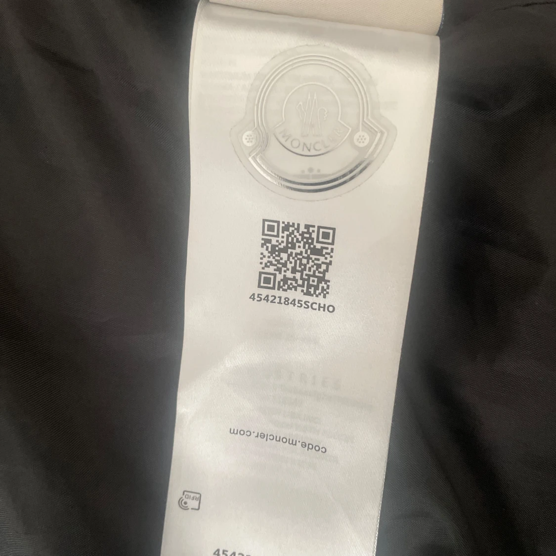 Svart dunväst från Moncler med huva - 2