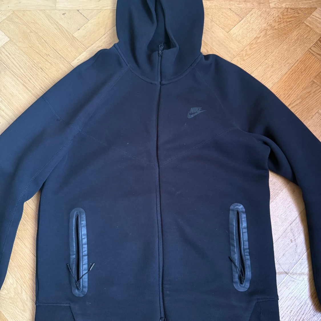 Svart hoodiejacka från Nike