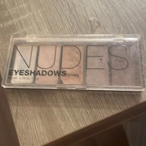 Nudes ögonskuggspalett från H&M - Nudes ögonskugspalet med 5 olika färger. Vissa är mer använda än andra. Den har väldigt tydliga tecken på användning 