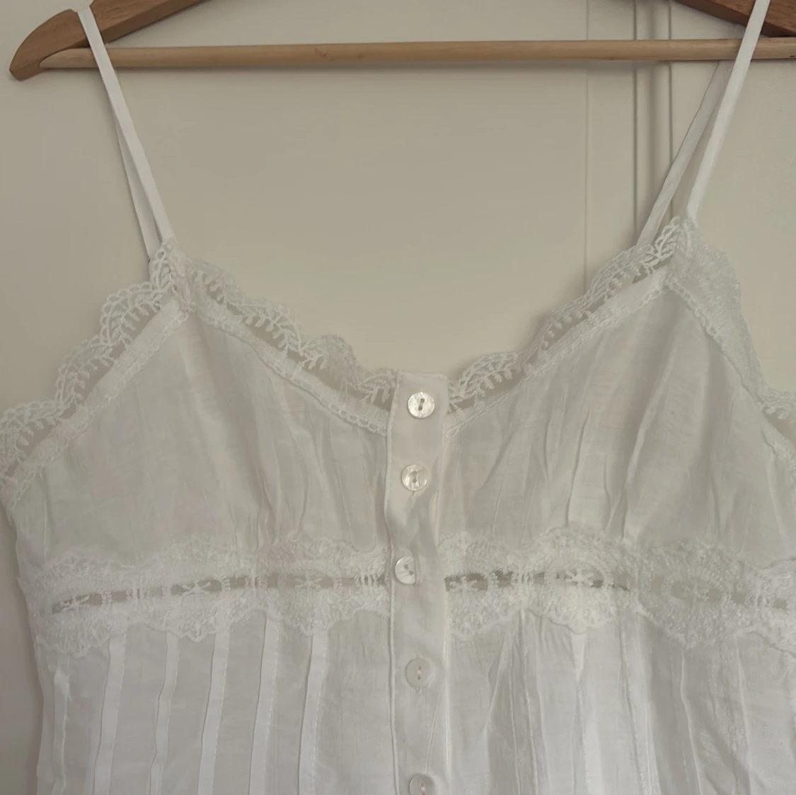 Vit spetsdetaljerad linnetopp - 1