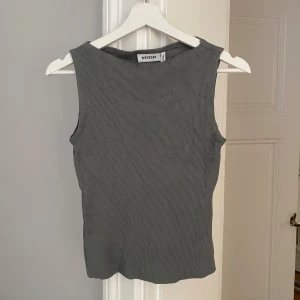 Grön ribbad linnetopp från Weekday - Säljer en jättefin grön ribbad linnetopp från Weekday!💓