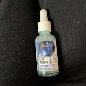 Essence Primer Serum - Essence Hello, Good Stuff! Primer Serum med blåbär och squalane.Perfekt som bas! ungefär halva kvar🩵