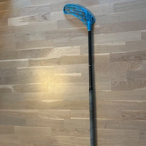 Innebandy klubba - Ice light black 27 flex med ett blått air one pph i 94 cm klubban är i bra skick det ändå felet på klubban är att hålet där man sätter skruven till Bladet är lite för stort 