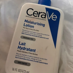 CeraVe Moisturising Lotion 473 ml - CeraVe Moisturising Lotion är en parfymfri, vit lotion för torr till mycket torr hud. Innehåller tre essentiella ceramider och hyaluronsyra som återfuktar och stärker hudbarriären. Kommer i en stor plastflaska med blå pump. Passar både ansikte och kropp.Inte så mycket kvar,visar på sista bilden ungefär hur mycket det är kvar🧴⭐️