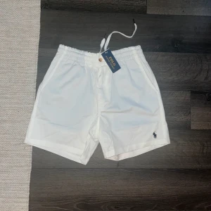 Vita Ralph Lauren Shorts - Helt nya Ralph Lauren shorts säljes i storlek S! | Skick: 10 / 10 | Nypris: ~1000 | Vårt pris: 599 | Storlek: S