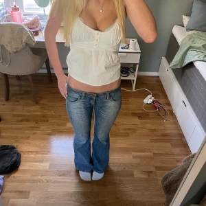 Lågmidjade jeans  - Jättesnygga lågmidjade jeans, dom har dock en defekt som syns tydligt på bild 5 och det är att den lilla dragsaken som man drar upp gylfen med åkt av, men jeansen är väldigt lågmidjade så tycker knappt de syns om ni kollar på bilderna 💓köptes nya för 700