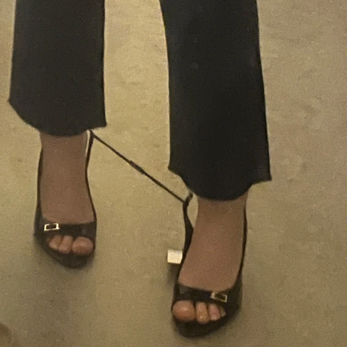 Svarta lackpumps med öppen tå och klack - 2