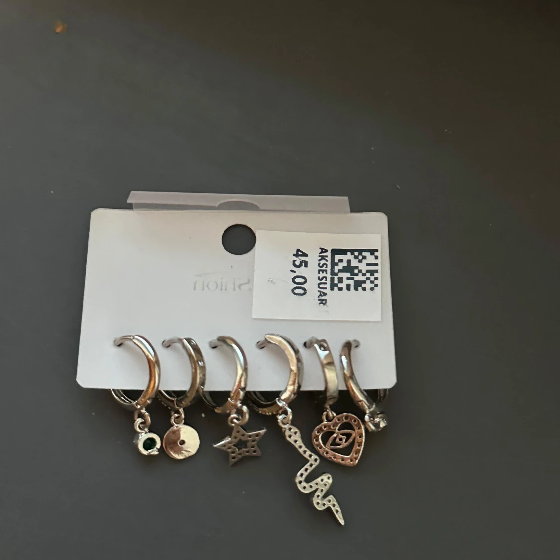 Set med silverfärgade örhängen - 1