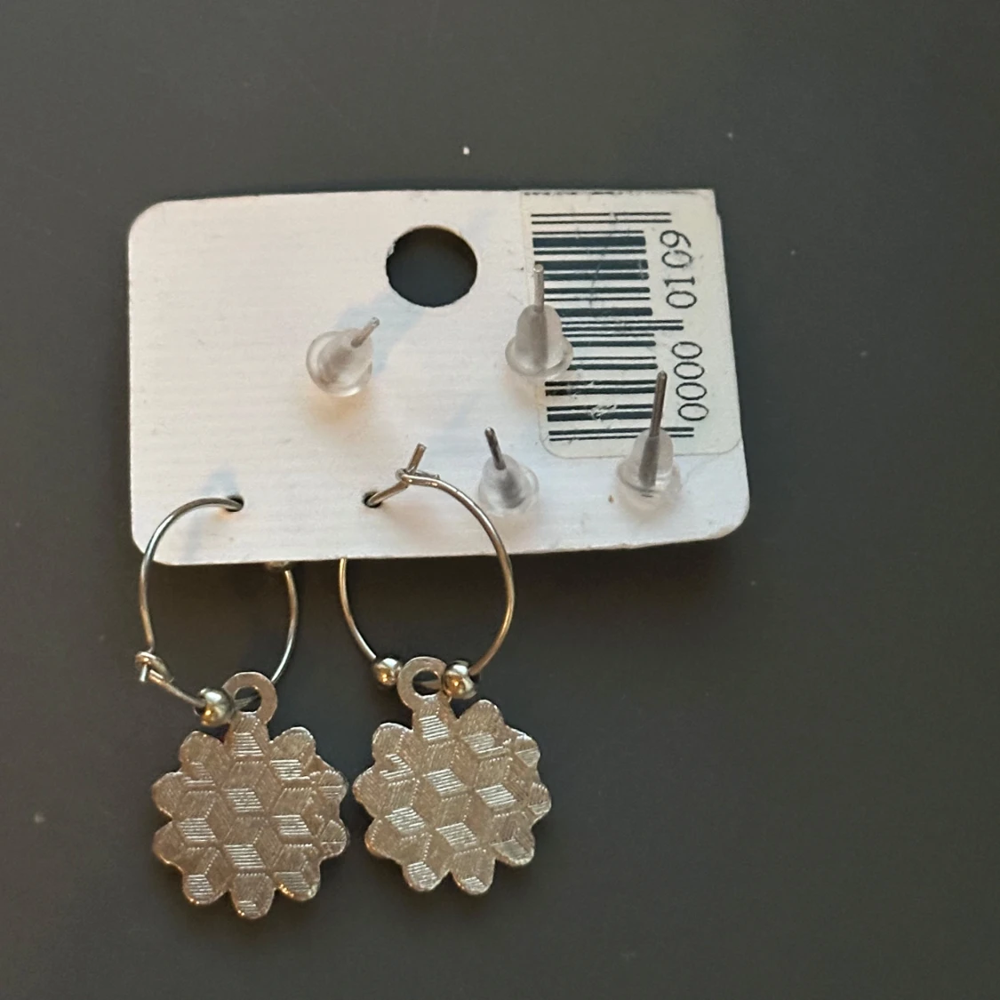 Set med örhängen med blommor och pärlor - 1