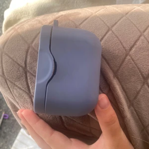 Sony Wf-1000xm3 - Säljer hörlurar i begagnat skick. Det finns repor på ovansidan av huvudbandet och öronkuddarna saknas. Fodral ingår som gåva.