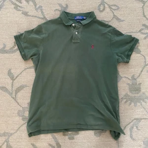 Grön Polo Ralph Lauren t-shirt - Snygg grön t-shirt från Polo Ralph Lauren med klassisk pikékrage. Riktigt fet, nypris 1200