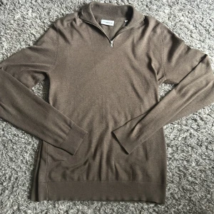 Lindbergh half zip tröja - Säljer en snygg half zip tröja från Lindbergh som är Kashmir material. Den är nästan oanvänd och i storlek S men passar även M. Vid frågor eller funderingar är det bara att skriva. Säljer den för 350 kr, vid nypris kostar den 600 kr.