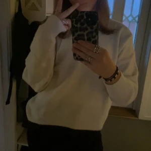 Vit/beige stickad tröja med loose fit - Säljer en vit/beige stickad tröja med loose passform och långa ärmar. Tröjan har en enkel och clean look, perfekt att matcha med jeans eller andra favoritplagg. Mjuk och skön, passar dig som gillar avslappnad stil., sticks inte! kontakta för mer bilder💕