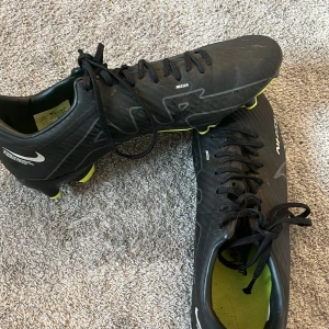 Nike air svarta fotbollsskor storlek 40.5 - Säljer mina svarta Nike fotbollsskor eftersom att de är för små för mig.