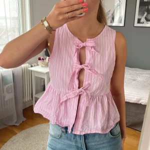 Supersöt topp🌸 - Topp från Gina med knytdetaljer, nästan aldrig använd💕skriv för fler bilder eller andra frågor!