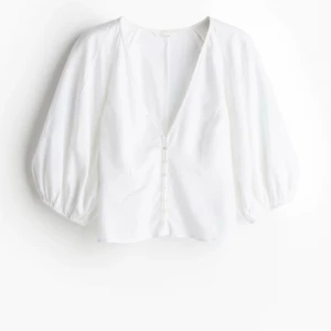 Vit blus  - Superfin vit blus från hm, relativt använd men fortfarande bra skick!