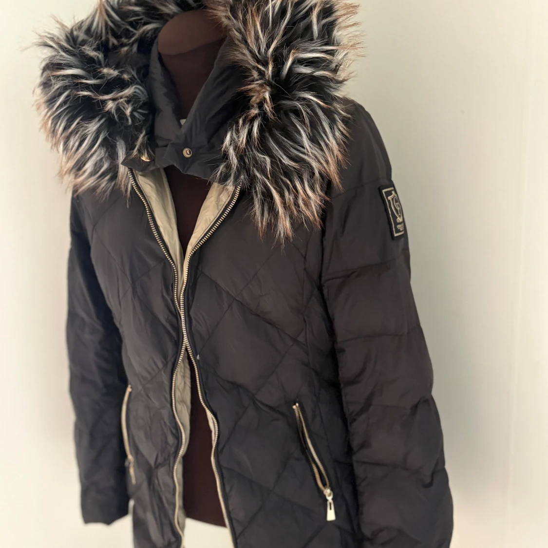 Svart quiltad pufferjacka med fuskpäls - 1