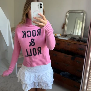 Zadig Voltaire tröja - Rosa Zadig tröja. Storlek 152 barn men skulle säga xs/s i dam. Inga skador eller likande. Superfin till hösten och vintern! (Höjt priset pga efterfrågan och att nypris är 2200kr och denna är i nytt skick!) (Har också blivit osäker på om jag vill sälja den om jag får för lite )