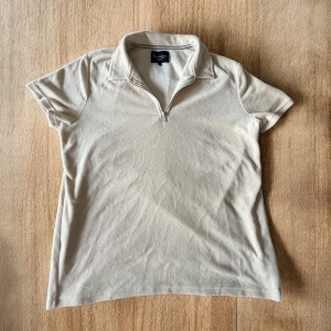 Beige pikétröja med half zip från Bondelid - Snygg beige pikétröja från Bondelid i storlek L. Tröjan har inga defekter eller tecken på användning. Hör av dig vid minsta fundering! 💭 ☺️