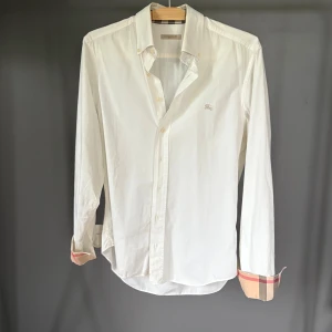 Burberry skjorta - Riktigt snygg burberry skjorta i storlek S, bra skick, inga märkvärdiga defekter.